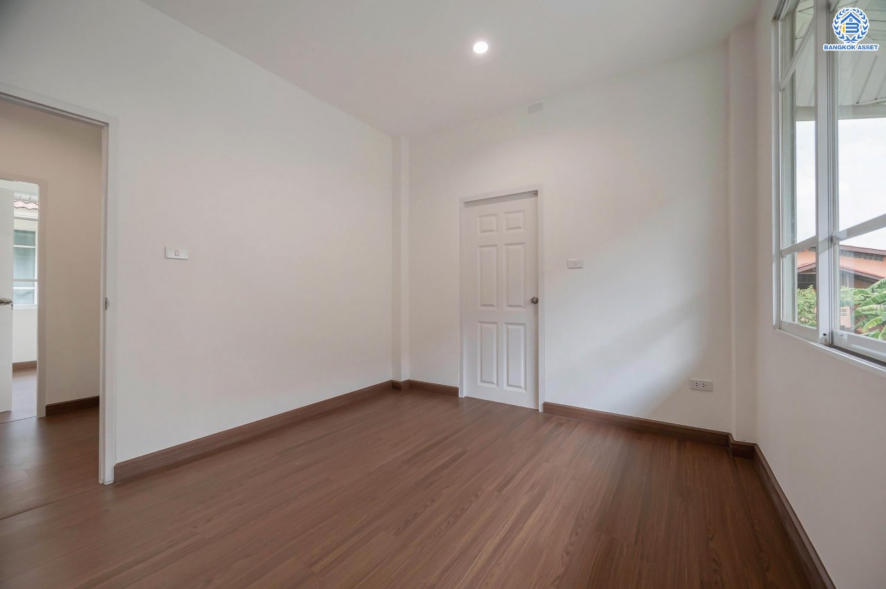 บ้านมือสองตกแต่งใหม่ โครงการ สิทธารมย์รีเจนท์ ลาดพร้าว101 เนื้อที่ 75.3 ตร.ว. ฟังก์ชันรวม 3 ห้องนอน 3 ห้องน้ำ 1 ห้องอเนกประสงค์ จอดรถได้ 2 คัน กว้างขวาง พร้อมทุกการใช้งาน บนทำเลใจกลางเมือง เชื่อมต่อทั้ง ถนนนวมินทร์, ถนนนวลจันทร์, ถ.ลาดพร้าว, ถ.รามอินทรา ใกล้ The Walk เกษตรนวมินทร์ และทางด่วนรามอินทรา...